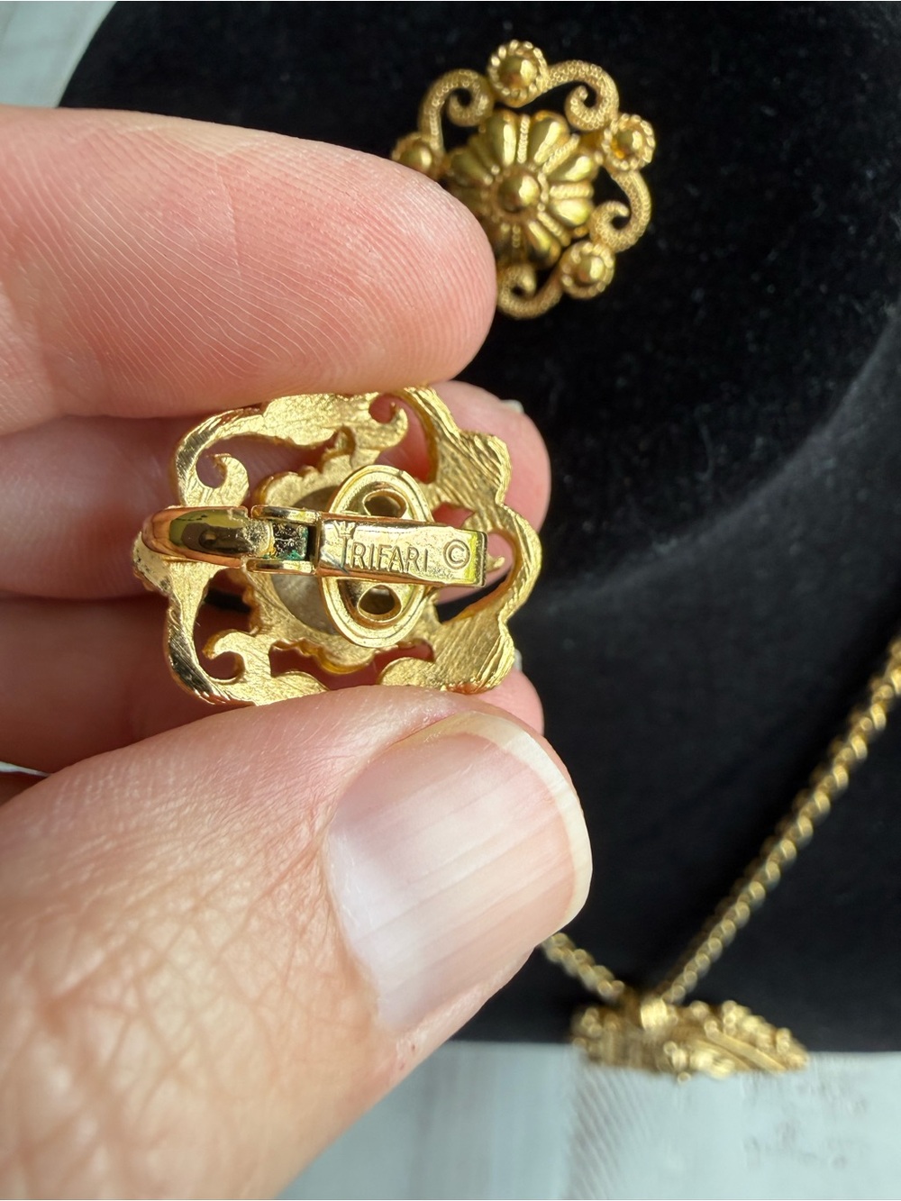 Crown Trifari Etruscan Gold Pendant Necklace and Earrings set, 1960’s - Picture 5 of 5